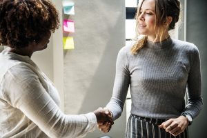 poignée de mains femmes